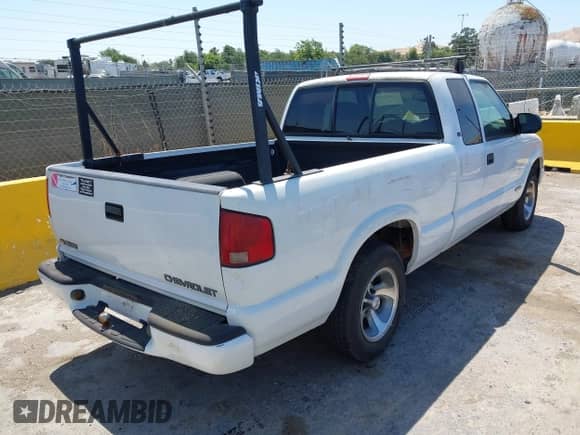 2000 Chevrolet S-10 LS with VIN 1GCCS1950Y8264117, listed as a IAAI auction lot 42452445 with 280,203 mi miles and . Bid and sale history available at DreamBid. Image 4.