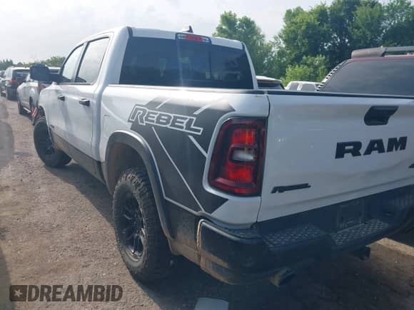 2025 Ram 1500 Rebel z VIN 1C6SRFLP1SN576994, wystawiony jako IAAI lot #42767833 z przebiegiem 26 955 mil mil oraz . Historia ofert i sprzedaży dostępna na DreamBid. Obrazek 3.