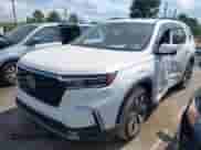 2025 Honda Pilot Elite z VIN 5FNYG1H83SB087315, wystawiony jako IAAI lot #43093587 z przebiegiem 8 682 mil mil oraz . Historia ofert i sprzedaży dostępna na DreamBid. Obrazek 2.