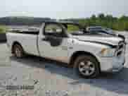 2019 Ram 1500 Tradesman z VIN 3C6JR6DT0KG674611, wystawiony jako Copart lot #62352015 z przebiegiem Nie podano mil oraz Nie do naprawy • Non repairable. Historia ofert i sprzedaży dostępna na DreamBid. Obrazek 4.