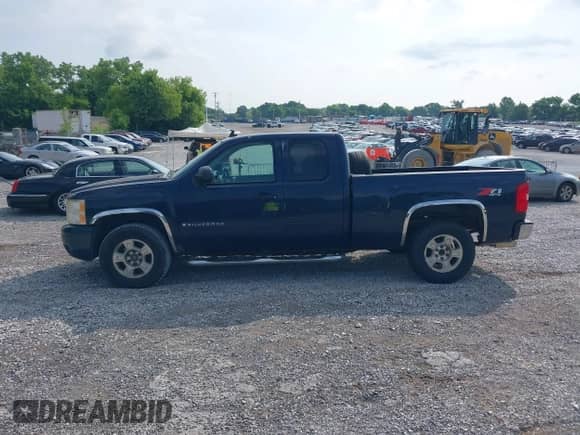 2007 Chevrolet Silverado 1500 1LT z VIN 2GCEK190071594645, wystawiony jako IAAI lot #42397117 z przebiegiem 241 216 mil mil oraz . Historia ofert i sprzedaży dostępna na DreamBid. Obrazek 14.