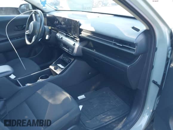 2024 Hyundai Kona SEL z VIN KM8HCCAB5RU051362, wystawiony jako IAAI lot #43495049 z przebiegiem 19 446 mil mil oraz . Historia ofert i sprzedaży dostępna na DreamBid. Obrazek 5.