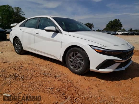 2024 Hyundai Elantra SEL z VIN KMHLM4DG3RU678419, wystawiony jako Copart lot #81804365 z przebiegiem 6 886 mil mil oraz Szkoda całkowita • Salvage title. Historia ofert i sprzedaży dostępna na DreamBid. Obrazek 4.