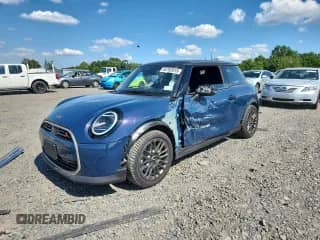 2025 MINI Hardtop Cooper S z VIN WMW23GD08S2W54560, wystawiony jako Copart lot #63762015 z przebiegiem 2 376 mil mil oraz Szkoda całkowita • Salvage title. Historia ofert i sprzedaży dostępna na DreamBid. Obrazek 1.