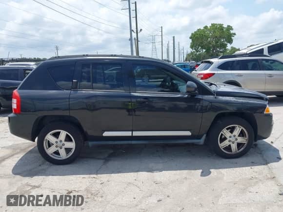 2010 Jeep Compass Sport z VIN 1J4NT1FBXAD621214, wystawiony jako IAAI lot #42227325 z przebiegiem 68 910 mil mil oraz . Historia ofert i sprzedaży dostępna na DreamBid. Obrazek 13.