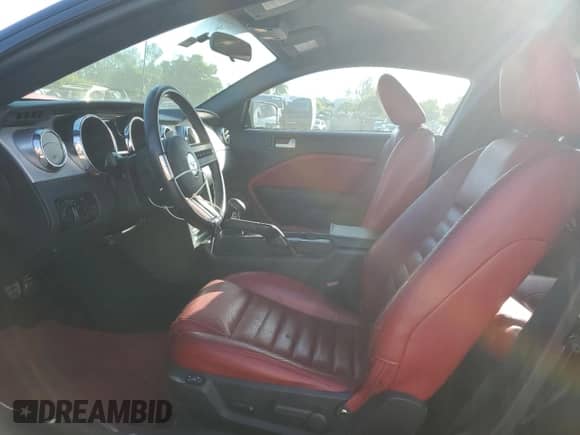 2005 Ford Mustang GT Deluxe с VIN 1ZVFT82H555124016, выставлен на аукционе Copart как лот 90660955 с пробегом 62 106 миль миль и Чистый • Clean title. История ставок и продаж доступна на DreamBid. Изображение 7.