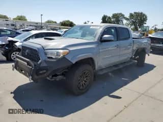 2018 Toyota Tacoma SR5 z VIN 3TMBZ5DN1JM013291, wystawiony jako Copart lot #64250585 z przebiegiem 95 044 mil mil oraz Szkoda całkowita • Salvage title. Historia ofert i sprzedaży dostępna na DreamBid. Obrazek 1.