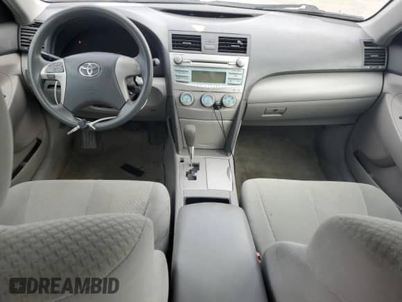 2009 Toyota Camry LE z VIN 4T1BE46KX9U806116, wystawiony jako Copart lot #85261255 z przebiegiem 196 982 mil mil oraz Czysty tytuł • Clean title. Historia ofert i sprzedaży dostępna na DreamBid. Obrazek 8.