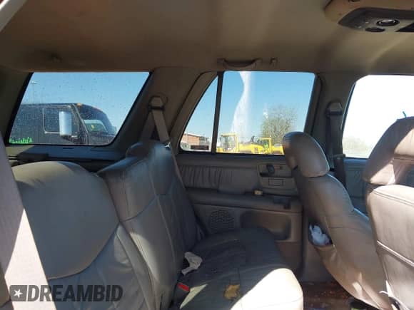 1996 Chevrolet Blazer z VIN 1GNDT13W1T2164422, wystawiony jako IAAI lot #42047886 z przebiegiem 301 843 mil mil oraz . Historia ofert i sprzedaży dostępna na DreamBid. Obrazek 8.