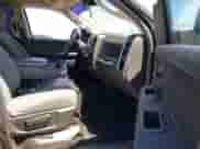 2018 Ram 1500 Express z VIN 3C6RR6KT7JG219260, wystawiony jako IAAI lot #42994379 z przebiegiem 101 946 mil mil oraz . Historia ofert i sprzedaży dostępna na DreamBid. Obrazek 5.