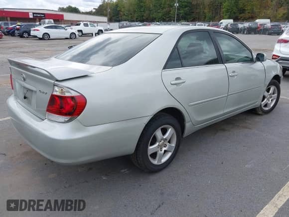 2005 Toyota Camry XLE z VIN 4T1BE32K35U547124, wystawiony jako IAAI lot #43356167 z przebiegiem 235 904 mil mil oraz . Historia ofert i sprzedaży dostępna na DreamBid. Obrazek 4.