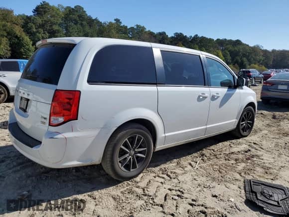 2018 Dodge Grand Caravan SE Plus with VIN 2C4RDGBG5JR215296, listed as a Copart auction lot 82223125 with 109,886 mi miles and Salvage title. Bid and sale history available at DreamBid. Image 3.