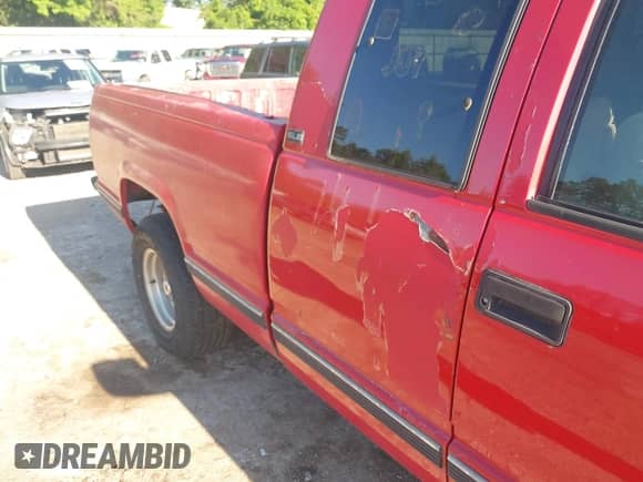 1995 GMC Sierra 1500 z VIN 2GTEC19K1S1587792, wystawiony jako IAAI lot #42213611 z przebiegiem 277 079 mil mil oraz . Historia ofert i sprzedaży dostępna na DreamBid. Obrazek 13.