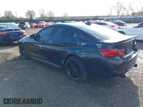 2015 BMW 4 Series 428i xDrive z VIN WBA4A7C5XFD415646, wystawiony jako IAAI lot #41922684 z przebiegiem 67 927 mil mil oraz . Historia ofert i sprzedaży dostępna na DreamBid. Obrazek 3.