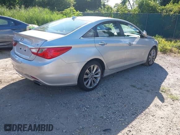 2013 Hyundai Sonata SE z VIN 5NPEC4AB3DH528080, wystawiony jako IAAI lot #43097850 z przebiegiem 76 801 mil mil oraz . Historia ofert i sprzedaży dostępna na DreamBid. Obrazek 4.