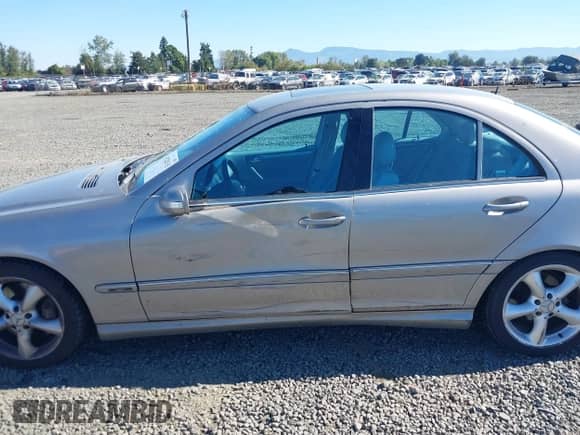 2005 Mercedes-Benz C 230 Kompressor z VIN WDBRF40J15A679931, wystawiony jako IAAI lot #43220115 z przebiegiem 151 395 mil mil oraz . Historia ofert i sprzedaży dostępna na DreamBid. Obrazek 6.