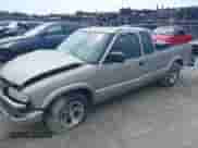 2003 Chevrolet S-10 LS z VIN 1GCCS19X938249822, wystawiony jako IAAI lot #42710292 z przebiegiem 300 968 mil mil oraz . Historia ofert i sprzedaży dostępna na DreamBid. Obrazek 17.