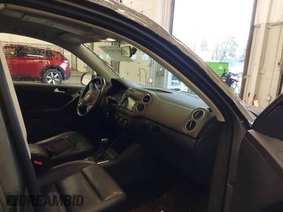 2012 Volkswagen Tiguan SE с VIN WVGBV7AX6CW006106, выставлен на аукционе IAAI как лот 41230737 с пробегом 151 774 миль миль и . История ставок и продаж доступна на DreamBid. Изображение 5.