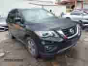 2018 Nissan Pathfinder S z VIN 5N1DR2MN1JC640710, wystawiony jako IAAI lot #41589166 z przebiegiem 93 554 mil mil oraz . Historia ofert i sprzedaży dostępna na DreamBid. Obrazek 1.