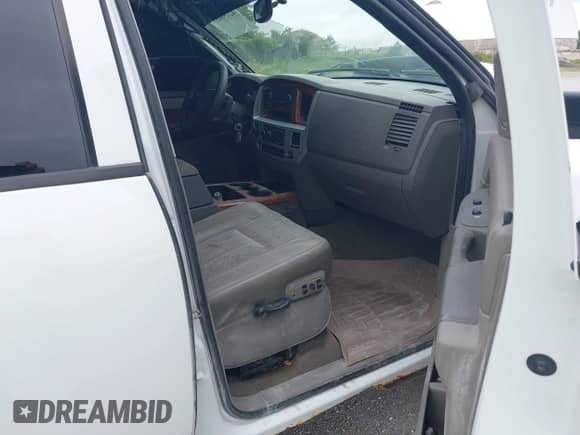 2006 Dodge 2500 Laramie z VIN 3D7KS29C56G136209, wystawiony jako IAAI lot #42756653 z przebiegiem 257 773 mil mil oraz . Historia ofert i sprzedaży dostępna na DreamBid. Obrazek 5.