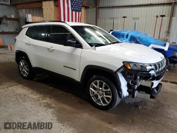 2024 Jeep Compass Latitude Lux с VIN 3C4NJDFN7RT132380, выставлен на аукционе Copart как лот 65457005 с пробегом 8 257 миль миль и Списание • Salvage title. История ставок и продаж доступна на DreamBid. Изображение 4.