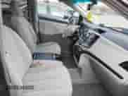 2014 Toyota Sienna LE z VIN 5TDJK3DC1ES087626, wystawiony jako IAAI lot #41610813 z przebiegiem 142 311 mil mil oraz . Historia ofert i sprzedaży dostępna na DreamBid. Obrazek 5.