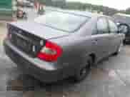 2004 Toyota Camry LE z VIN 4T1BE32K24U927215, wystawiony jako IAAI lot #42907562 z przebiegiem 209 600 mil mil oraz . Historia ofert i sprzedaży dostępna na DreamBid. Obrazek 4.
