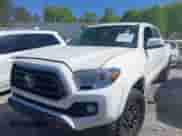 2021 Toyota Tacoma SR5 z VIN 3TYDZ5BN7MT003983, wystawiony jako IAAI lot #42052633 z przebiegiem 60 390 mil mil oraz . Historia ofert i sprzedaży dostępna na DreamBid. Obrazek 17.