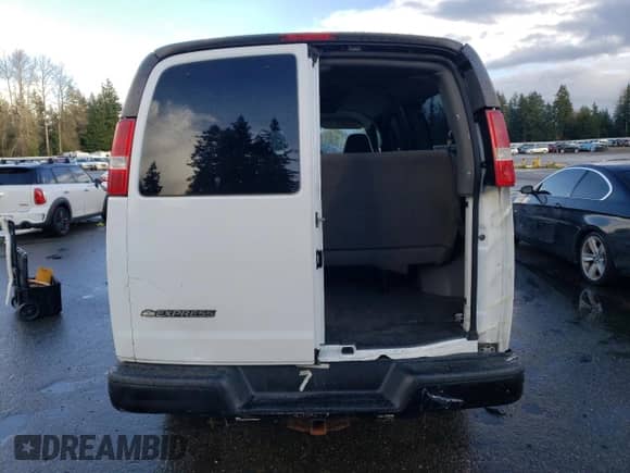 2005 Chevrolet Express Passenger with VIN 1GAHG35U551121466, listed as a Copart auction lot 80658034 with 84,598 mi miles and Salvage title. Bid and sale history available at DreamBid. Image 6.