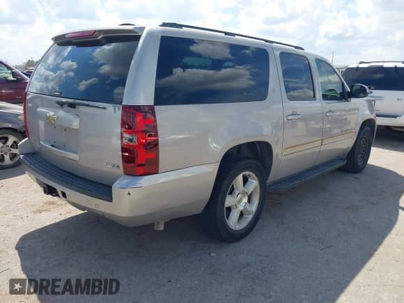 2007 Chevrolet Suburban LS z VIN 1GNFC16097J338927, wystawiony jako IAAI lot #43359757 z przebiegiem 159 189 mil mil oraz . Historia ofert i sprzedaży dostępna na DreamBid. Obrazek 4.