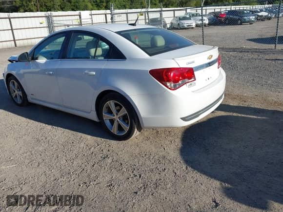 2013 Chevrolet Cruze 2LT z VIN 1G1PE5SBXD7295383, wystawiony jako IAAI lot #43127109 z przebiegiem 106 273 mil mil oraz . Historia ofert i sprzedaży dostępna na DreamBid. Obrazek 3.