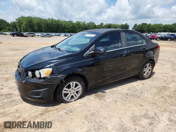 2012 Chevrolet Sonic LT z VIN 1G1JD5SB6C4109315, wystawiony jako Copart lot #61291025 z przebiegiem 143 603 mil mil oraz Czysty tytuł • Clean title. Historia ofert i sprzedaży dostępna na DreamBid. Obrazek 1.