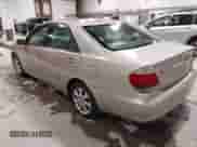 2005 Toyota Camry LE z VIN 4T1BE30K95U599036, wystawiony jako IAAI lot #43037860 z przebiegiem 223 232 mil mil oraz . Historia ofert i sprzedaży dostępna na DreamBid. Obrazek 3.