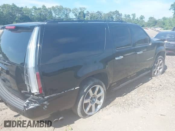 2008 Chevrolet Suburban 2LT z VIN 3GNFK16328G199725, wystawiony jako IAAI lot #38833057 z przebiegiem 245 395 mil mil oraz . Historia ofert i sprzedaży dostępna na DreamBid. Obrazek 4.