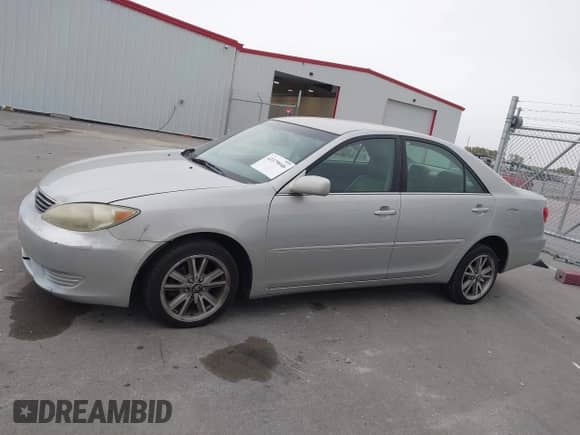 2005 Toyota Camry LE z VIN 4T1BF32K85U108918, wystawiony jako IAAI lot #43379046 z przebiegiem 227 751 mil mil oraz . Historia ofert i sprzedaży dostępna na DreamBid. Obrazek 14.