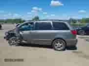 2005 Toyota Sienna XLE z VIN 5TDBA22C25S039637, wystawiony jako IAAI lot #43044955 z przebiegiem 326 923 mil mil oraz . Historia ofert i sprzedaży dostępna na DreamBid. Obrazek 14.