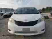 2013 Toyota Sienna L z VIN 5TDZK3DC8DS380473, wystawiony jako Copart lot #80876135 z przebiegiem 218 645 mil mil oraz Czysty tytuł • Clean title. Historia ofert i sprzedaży dostępna na DreamBid. Obrazek 5.