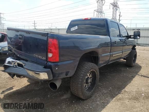 2005 Chevrolet Silverado 2500HD LS with VIN 1GCHK23225F811678, listed as a Copart auction lot 62179325 with 240,366 mi miles and Salvage title. Bid and sale history available at DreamBid. Image 3.
