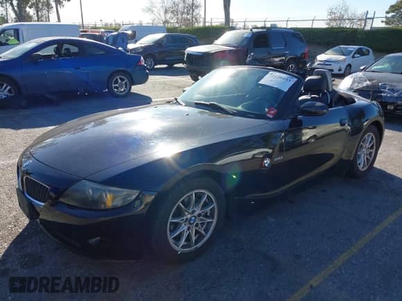 2004 BMW Z4 2.5i с VIN 4USBT33554LS52477, выставлен на аукционе IAAI как лот 41120153 с пробегом 125 585 миль миль и . История ставок и продаж доступна на DreamBid. Изображение 20.