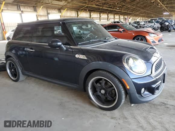 2013 MINI Hardtop S с VIN WMWSV3C54DT393182, выставлен на аукционе Copart как лот 58229265 с пробегом 59 459 миль миль и Списание • Salvage title. История ставок и продаж доступна на DreamBid. Изображение 4.