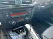 2007 BMW 3 Series 328i z VIN WBAVA37557NE29329, wystawiony jako Copart lot #90951755 z przebiegiem 168 081 mil mil oraz Czysty tytuł • Clean title. Historia ofert i sprzedaży dostępna na DreamBid. Obrazek 12.