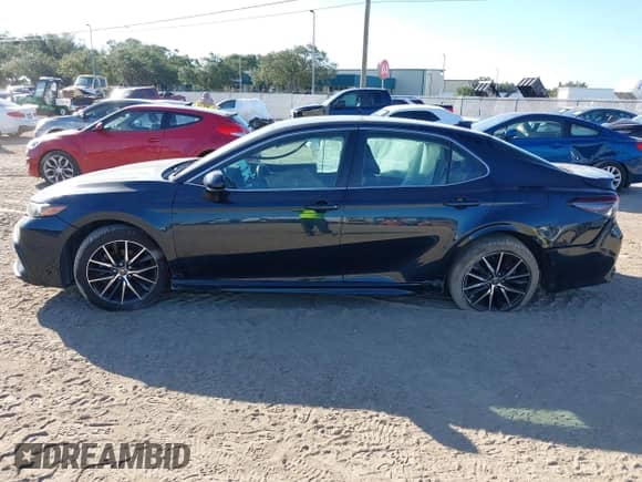 2021 Toyota Camry SE Nightshade z VIN 4T1G11AKXMU405598, wystawiony jako IAAI lot #43286695 z przebiegiem 59 916 mil mil oraz . Historia ofert i sprzedaży dostępna na DreamBid. Obrazek 15.