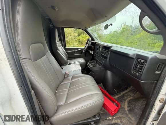 2011 Chevrolet Express Cargo z VIN 1GCWGFBA5B1177638, wystawiony jako Copart lot #57481135 z przebiegiem 108 759 mil mil oraz Czysty tytuł • Clean title. Historia ofert i sprzedaży dostępna na DreamBid. Obrazek 5.