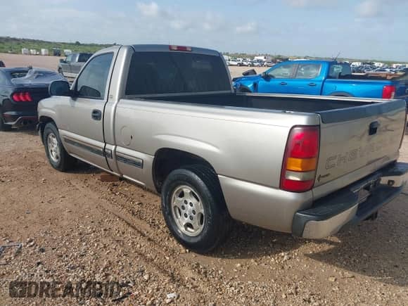 2000 Chevrolet Silverado 1500 LS with VIN 1GCEC14W2YZ179649, listed as a IAAI auction lot 42525015 with 284,859 mi miles and . Bid and sale history available at DreamBid. Image 3.