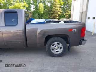 2008 Chevrolet Silverado 1500 1LT z VIN 2GCEK190881175170, wystawiony jako IAAI lot #42686186 z przebiegiem 149 961 mil mil oraz . Historia ofert i sprzedaży dostępna na DreamBid. Obrazek 6.