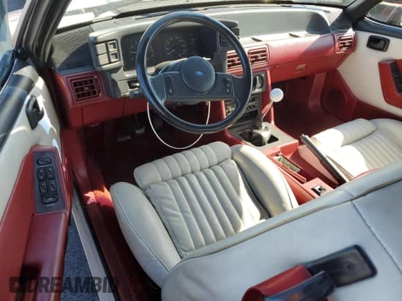 1989 Ford Mustang z VIN 1FABP44E2KF180315, wystawiony jako Copart lot #89904145 z przebiegiem 14 507 mil mil oraz Czysty tytuł • Clean title. Historia ofert i sprzedaży dostępna na DreamBid. Obrazek 8.