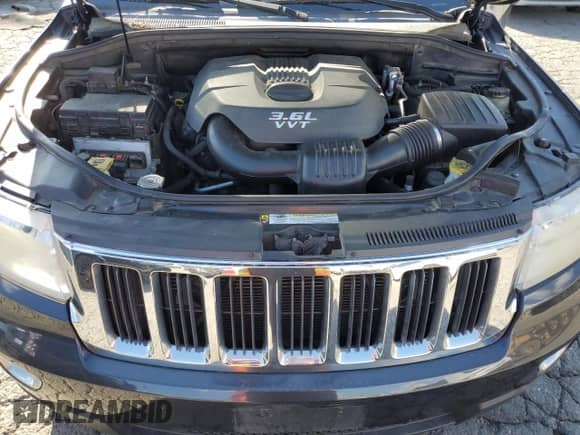 2012 Jeep Grand Cherokee Laredo z VIN 1C4RJEAG5CC258112, wystawiony jako Copart lot #81979705 z przebiegiem 141 540 mil mil oraz Szkoda całkowita • Salvage title. Historia ofert i sprzedaży dostępna na DreamBid. Obrazek 12.