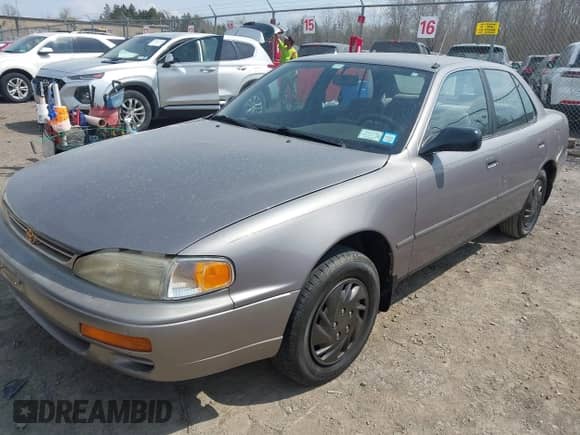1995 Toyota Camry DX z VIN 4T1SK11E8SU586716, wystawiony jako IAAI lot #42116989 z przebiegiem 119 778 mil mil oraz . Historia ofert i sprzedaży dostępna na DreamBid. Obrazek 2.