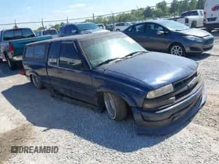 2001 Chevrolet S-10 LS z VIN 1GCCS19W618136463, wystawiony jako IAAI lot #43234675 z przebiegiem 125 096 mil mil oraz . Historia ofert i sprzedaży dostępna na DreamBid. Obrazek 1.