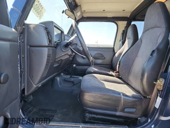 2001 Jeep Wrangler SE with VIN 1J4FA29PX1P372693, listed as a Copart auction lot 83862835 with 132,933 mi miles and Clean title. Bid and sale history available at DreamBid. Image 7.